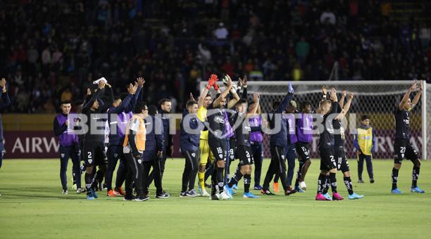 Jugadores de Independiente del Valle agradecen a la hinchada presente en el estadio Olímpico Atahualpa, en la semifinal de la Copa Sudamericana 2019