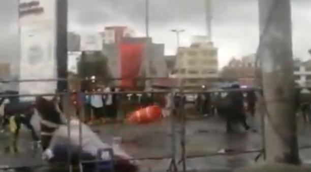Los hinchas de Liga de Quito y El Nacional se enfrentaron afuera del estadio Atahualpa. Foto: Captura de pantalla
