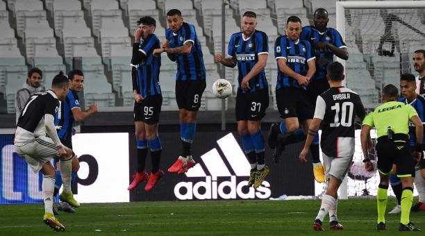 Cristiano Ronaldo (izq.), de Juventus, remata un tiro libre en el partido ante Inter. Foto: AFP