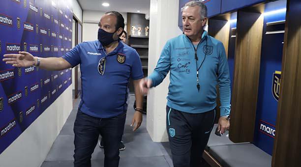 Francisco Egas (izq.) y el entrenador Gustavo Alfaro, en los interiores del estadio Rodrigo Paz, este 11 de octubre del 2020. Foto: Cortesía FEF