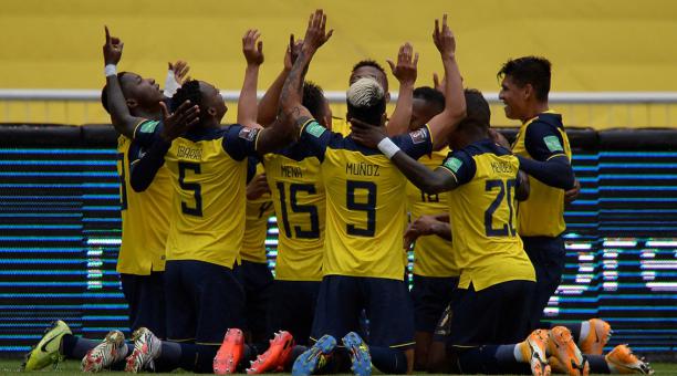 Jugadores de Ecuador festejan uno de los goles ante Colombia, en el estadio Rodrigo Paz Delgado. Foto: EFE