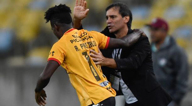 Fabián Bustos felicita a Adonis Preciado por su gol ante Fluminense, por los cuartos de final de la Copa Libertadores. Foto: EFE