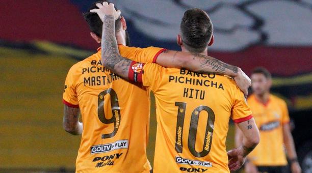 Damián Díaz y Gonzalo Mastriani se abrazan tras el gol que le dio la clasificación a Barcelona a la semifinal de la Copa Libertadores. Foto: EFE