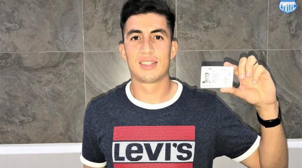 Luca Sosa muestra su cédula de ecuatoriano. Juega en Emelec en condición de préstamo. Foto: Twitter de Emelec