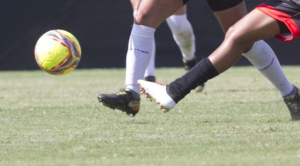 Imagen referencial de un partido del fútbol femenino. Foto: archivo / EL COMERCIO