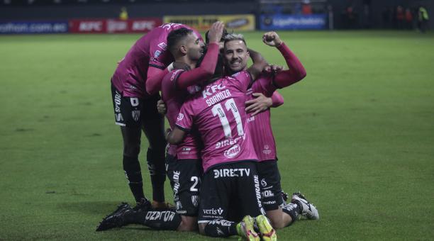 Jugadores del Independiente del Valle celebran uno de los goles marcados en la final de ida de la LigaPro 2021 frente al Emelec. Foto: Franklin Jácome/ Agencia Press South.