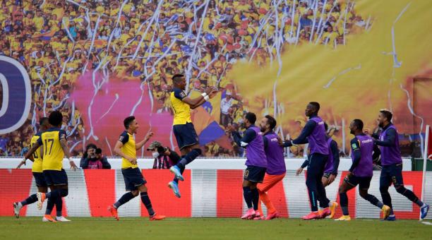 Michael Estrada celebra uno de los goles que marcó en las eliminatorias sudamericanas en el estadio Rodrigo Paz Delgado en el 2021. Foto: Twitter La Tri.