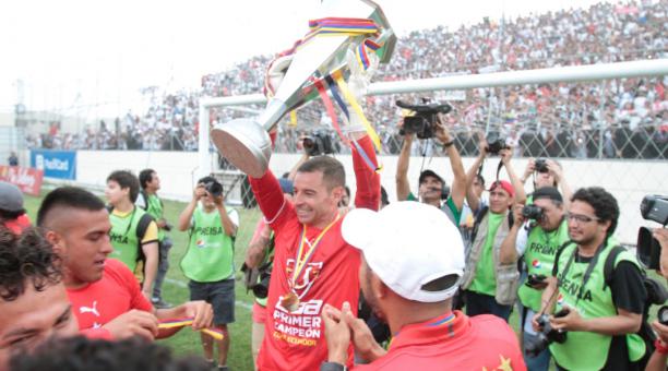 Adrián Gabbarini sostiene el trofeo de la Copa Ecuador ganada por Liga de Quito en el 2019. Foto: Archivo / EL COMERCIO.