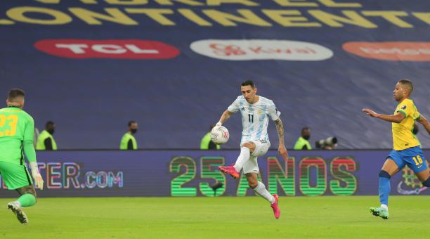 Ángel Di María (derecha) saca el remate que termina en gol en favor de Argentina en la final de la Copa América de Brasil 2021. Foto: Facebook Selección Argentina.