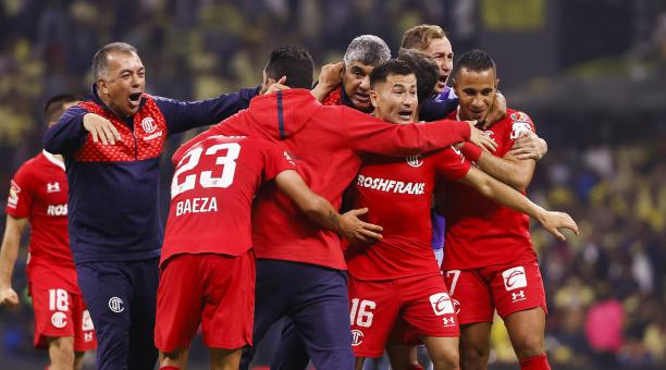 Jugadores de Toluca celebran su pase a la final tras derrotar al América. Foto: EFE.