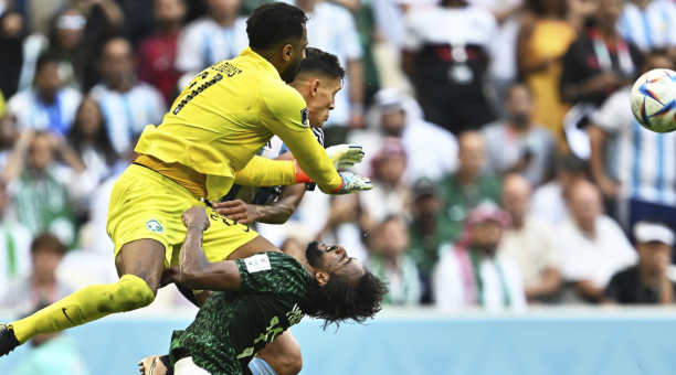 Momento de la lesión de Yasser al Shahrani en el partido entre Arabia Saudita y Argentina en el Mundial Qatar 2022. Foto: EFE / EPA / Noushad Thekkayil.