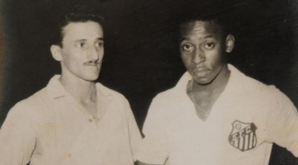 Carlos Raffo (izq), jugador de Emelec, junto a Pelé. Foto: Emelec