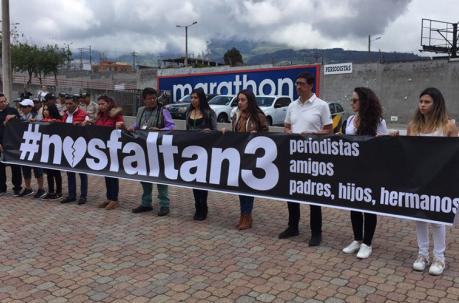 Familiares de las personas secuestradas en el estadio Rodrigo Paz Delgado