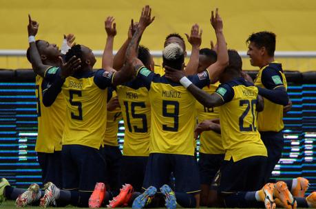 Jugadores de Ecuador festejan uno de los goles ante Colombia, en el estadio Rodrigo Paz Delgado. Foto: EFE