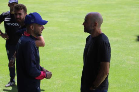 Martin Anselmi, DT de Independiente del Valle, conversa con Félix Sánchez. Foto: Cortesía FEF.
