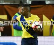El ecuatoriano Miller Bolaños marcó el gol del empate contra Perú. Foto: AFP
