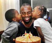 Christian Benítez aparece en una foto celebrando un cumpleaños con dos de sus hijos