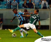 Miller Bolaños (izq.), en un partido anterior contra el Palmeiras. Foto: Facebook del club Gremio