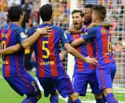 Los jugadores del Barcelona celebran el tercer gol y el del triunfo sobre Valencia en un partido emocionante. Foto: AFP