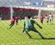 Gabriel Cortez marca de penal el primer gol de Independiente del Valle. Foto: API