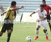 El peruano Irven Ávila transporta la pelota en un partido entre Fuerza Amarilla y Liga. Foto: API