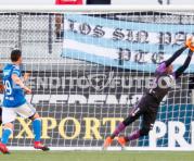 El golero canario Máximo Banguera despeja remate de Millonarios en la Florida Cup. Foto: AFP