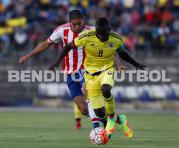 El colombiano Kevin Balanta escapa con la pelota ante la marca del paraguayo Saúl Salcedo. Foto: Vicente Costales/BF
