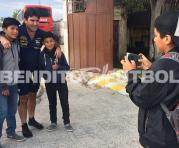 Pedro Mauricio Muñoz es uno de los más solicitados para las fotos con los hinchas de la Selección en Riobamba. Foto: Vicente Costales / Bendito Fútbol