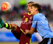El jugador de Venezuela Antonio Romero (i) disputa un balón con el de Uruguay Santiago Bueno. Foto: EFE