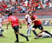 Deportivo Cuenca festeja el autogol de Fuerza Amarilla para la victoria final 1-0. Foto: API