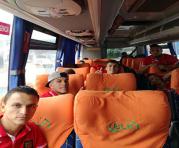 Los jugadores del Deportivo Cuenca, liderados por Andrés Oña, en el bus que se trasladaron a Ambato. Foto: Cortesía del Deportivo Cuenca