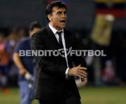 El técnico Gustavo Quinteros se lamentó los errores de los jugadores de Ecuador ante Paraguay. Foto: EFE