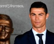 El portugués Cristian Ronaldo posa junto al busto del aeropuerto que lleva su nombre. Foto: AFP