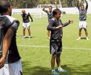 Alejandro Valenzuela en pleno entrenamiento con los jugadores de Liga de Quito.