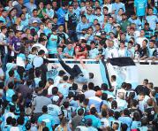 Este es el instante en el que Emanuel Balbo es lanzado por los hinchas de Belgrano.