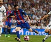 El argentino Lionel Messi controla el balón ante la marca de Marco Asensio (der.) y Sergio Ramos. Foto: EFE