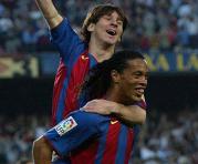 Mientras Messi celebra su gol 500 con la camiseta de Barcelona, Ronaldinho recuerda que él lo asistió. Foto: