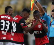 El delantero del Flamengo, Vinicius Jr. (c-d), pretendido por el Real Madrid, entra al campo de juego en lugar de su compañero Berrío.