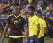 El central Darío Aimar (der.) tuvo un duelo intenso con el venezolano Salomón Rondón. Foto: Twitter de 100% Fútbol