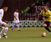 Damián Díaz (der.) enfrenta la marca de Jefferson Intriago, en el partido entre Liga y Barcelona SC. Foto: API