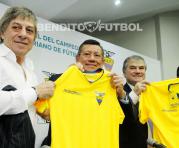 'Paco' Casal (izq.) es propietario de GolTV. Aquí recibió la camiseta de la Tri, de mano de Carlos Villacís, presidente de la FEF, en la sede en Guayaquil. Foto: API