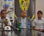 Favián Aguilar (izq.), presidente de Fuerza Amarilla, pide respaldo a los hinchas. Foto: Cortesía del club orense