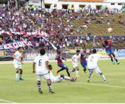 Pelota en el área de Cuniburo tras cabezazo de un futbolista de Deportivo Quito