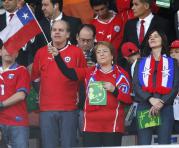 La presidenta de Chile Michelle Bachelet alentando a su país