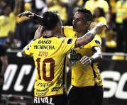 Damián Díaz y Jonatan Álvez celebran uno de los goles ante Emelec en el Clásico.