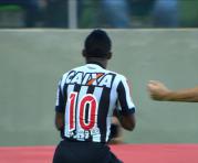 Juan Cazares se mandó un golazo con el Atlético Mineiro y la hinchada lo celebra.