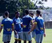 Luis Caicedo (centro) y sus compañeros del Cruzeiro, durante un entrenamiento. Foto: Facebook del club brasileño