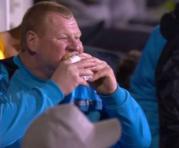 Este guardameta se hizo famoso por comer un sándwich durante un partido por FA Cup frente al Arsenal. Su presente es crítico