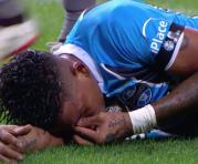 Michael Arroyo en su primer partido con Gremio de Porto Alegre sufrió una lesión en su nariz.