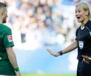 La árbitra Bibiana Steinhaus dirigió el partido entre Werder Bremen y Hertha BSC. Foto: EFE